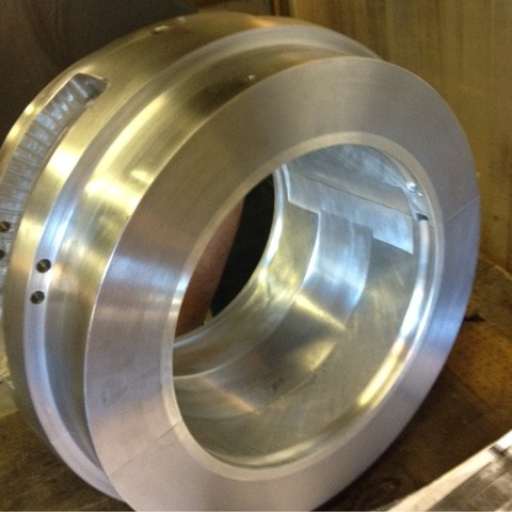 How do Babbitt bearings perform in terms of lubrication